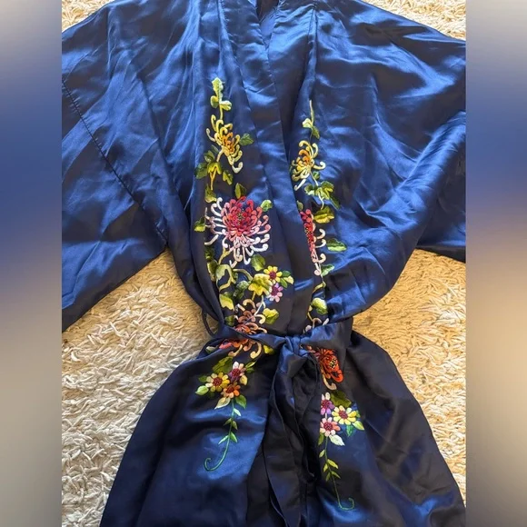 Elegant Blue Embroidered Kimono Robe - Picture 2 of 7
